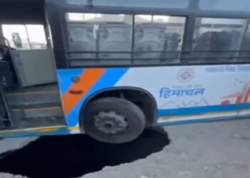 शिमला में चलती HRTC बस के नीचे से धंसी सड़क, स्कूली बच्ची गड्ढे में गिरी