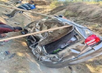 भयानक हादसा: गहरी खाई में गिरी कार, अध्यापक और पत्नी की हुई मौ/त