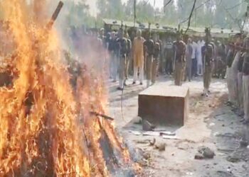 Himachal: गृह रक्षक संजय कुमार की हृदय गति रुकने से मौत, सैनिक सम्मान से किया अंतिम संस्कार