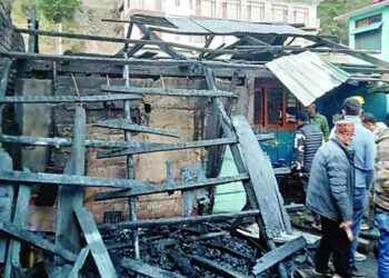 लक्कड़ बाजार में आग का तांडव! मकान जलकर हुआ राख, लाखों का नुकसान