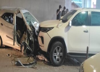 भयानक हादसा: दो कारों की हुई भीषण टक्कर, युवक की हुई मौत और 6 घायल