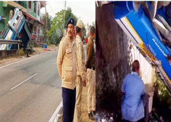 सड़क किनारे खाई में लटका पैट्रोल से भरा टैंकर, बाल्टियां व कैनियां लेकर दौड़े लोग