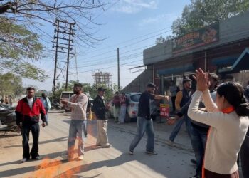 लाठीचार्ज के विरोध में पांवटा साहिब ABVP  ईकाई का जोरदार प्रदर्शन , मुख्यमंत्री का पुतला फूंका