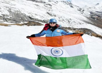 वल्लभ कालेज की कैडेट डुमेश ने माऊंट बीसी रॉय पर फहराया तिरंगा