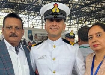 Himachal: नौसेना में अफसर बना लाडला, मां की आंखें छलकी- पिता का सीना गर्व से चौड़ा