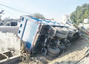 अनियंत्रित होकर घर में जा घुसा टिप्पर, चालक को आई थी नींद