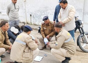 बुलेट से पटाखे मारते जा रहे बिगड़ैल युवकों को पुलिस ने रोका, तलाशी के दौरान निकला 10.50 ग्राम चिट्टा