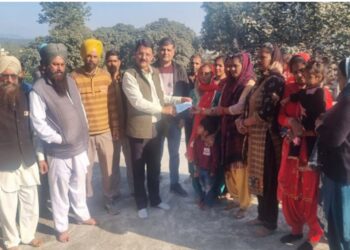 Paonta Sahib: बाढ़ पीड़ितों को 5 लाख की राहत राशि की पहली किस्त दी