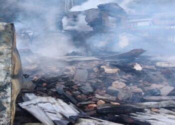 मणिकर्ण घाटी में भयानक अग्निकांड: आधी रात को दो घर और देवता का भंडार राख