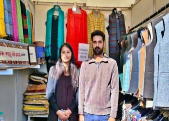 Himachal: मां के सपने को साकार कर रहे भाई-बहन, पारंपरिक वस्त्र तैयार कर समूह से जुड़ी 15 महिलाएं चला रहीं परिवार