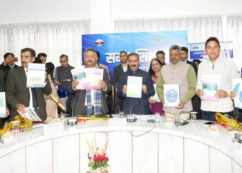 Himachal: स्कूलों में मोबाइल पर लगेगा प्रतिबंध, पांच साल के लिए टीचर की होगी अस्थाई भर्ती