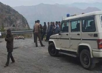 मर्डर या सुसाइड: सड़क किनारे पड़ी मिली युवक की देह, परिवार ने खो दिया बुढ़ापे का सहारा