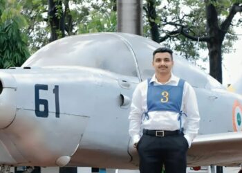 इंडियन एयरफोर्स में बड़ा अफसर बना बेटा, भावुक हुए पिता ने गांव भर में बांटी मिठाई