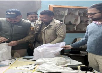 मेडिकल स्टोर मालिक के घर छापेमारी, प्रतिबंधित नशीली दवाइयां व लाखों की नकदी बरामद