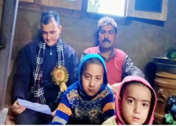 पिता की मौत के बाद लापता हुई मां…बेसहारा रह गए 2 मासूम, पड़ाेसी के घर रहने काे मजबूर