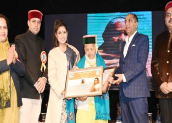 मां का प्रोफाइल चाहे बड़ा हो या छोटा बच्चों के लिए जीवन लगा देती है दांव पर