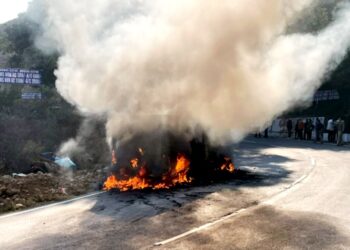 ढलियारा के तीखे मोड़ पर ”आग का गाेला” बनी टैक्सी, मुम्बई के 9 यात्रियों ने ऐसे बचाई जान