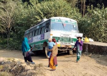 सिर्फ कुछ सैकेंड की देरी और…खड्ड में समा जाती बस, चालक की सूझबूझ से टला बड़ा हादसा