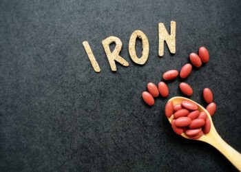 स्कूल में आयरन टैबलेट खाने से कुछ बच्चों की तबीयत खराब