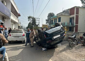 माजरा बीच बाजार में पलटी कार, बड़ा हादसा टला , ओवरस्पीड बनी वजह