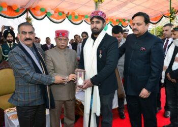 गणतंत्र दिवस समारोह पर राज्यपाल ने फहराया तिरंगा, CM सुक्खू भी रहे मौजूद