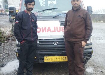 पांवटा साहिब सिविल अस्पताल से रेफर हुई महिला की 108 एम्बुलेंस में हुई सफल डिलीवरी