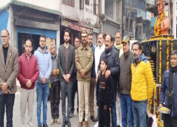 आतंकवादियों के साथ मुठभेड़ में शहीद हुए कैप्टन मृदुल शर्मा को दी श्रद्धांजलि