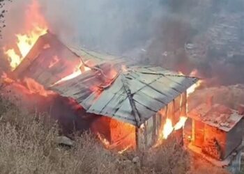 चंद मिनटों में राख हुआ आशियाना, धू-धू कर जला दो मंजिला मकान, युवक ने भागकर बचाई जान