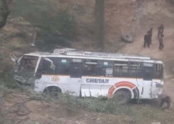 हिमाचल में हादसा: अनियंत्रित होकर खाई में गिरी बस, एक की मौ-त,मची चीख-पुकार