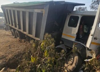 नाहन-पांवटा हाईवे पर हादसा: घने कोहरे के चलते अनियंत्रित होकर नाले में गिरा टिप्पर