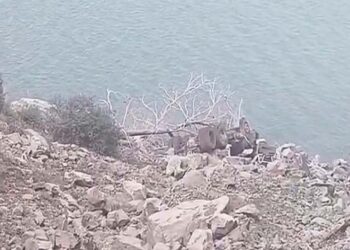 अनियंत्रित होकर नीचे गिरा टिप्पर, ड्राइवर ने मौके पर तोड़ा दम