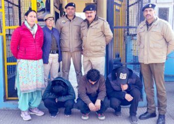 Solan : पुलिस की हाेम स्टे में दबिश, मंडी की युवती सहित 3 लोग चिट्टे के साथ गिरफ्तार