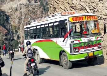 नैशनल हाईवे पर जा रही थी बस…फिर हुआ कुछ ऐसा कि यात्रियों में मच गई चीख-पुकार