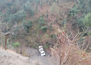 सड़क निर्माण के दौरान दरकी पहाड़ी, टिप्पर समेत ड्राइवर खाई में गिरा- नहीं बच पाया