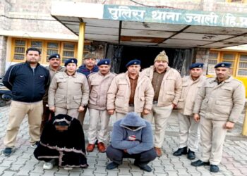 पुलिस ने रेन शैल्टर में पकड़ी चरस की खेप, पंजाब की महिला सहित 2 तस्कर गिरफ्तार
