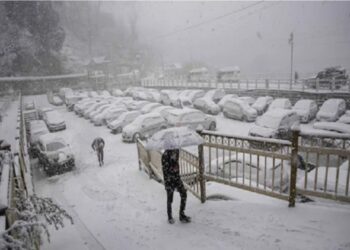 हिमाचल में कुदरत का ”कोल्ड” टॉर्चर, 683 सड़कें बंद, कई सैलानी फंसे