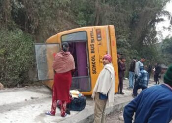 हिमाचल में स्कूल बस पलटी, छह बच्चों समेत 10 घायल, मची चीख-पुकार