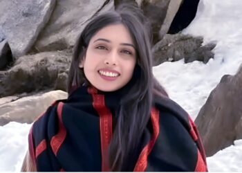 पिता का साया उठने के बाद मां ने नहीं टूटने दिया हौसला, अब बेटी ने अफसर बनकर बढ़ाया मान