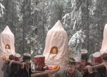 हिमाचल भारी बर्फबारी में भी कम नहीं हुई आस्था : बर्फीले तूफान में देवता संग 12 KM पैदल चले देवलू