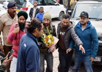 बॉर्डर-2 की स्क्रीनिंग के लिए कुल्लू पहुंचे अभिनेता सनी देओल, दर्शकों के साथ लिया मूवी का आनंद