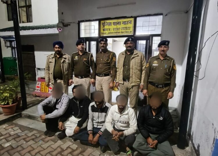 नाहन में शादी समारोह के दौरान हिंसक झड़प, हरियाणा से आए पाँच युवक गिरफ्तार , मारकंडा पुल के पास हथियारों से हमला, दो आरोपी फरार, स्विफ्ट कार बरामद