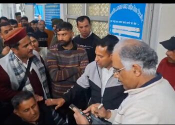 पांवटा साहिब :  बस दुर्घटना के घायलों का ईलाज न करने के गंभीर आरोप ,  सिविल हॉस्पिटल के हड्डी रोग विशेषज्ञ डॉक्टर कोहली के खिलाफ परिजनों ने किया हंगामा