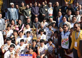 स्कूलों में बच्चों के मोबाइल इस्तेमाल करने पर एक मार्च से लगेगा प्रतिबंधः मुख्यमंत्री