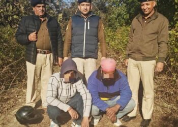 नाहन में नशा करते 2 युवक रंगे हाथ पकड़े