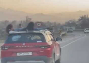 हिमाचल में टूरिस्ट लड़कियों की स्टंटबाजी, चलती कार की सनरूफ-डोर से बाहर लटकीं; पुलिस ने काटा चालान