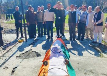 Solan: पुष्पचक्र अर्पित कर सम्मान के साथ किया पूर्व सैनिक का अंतिम संस्कार