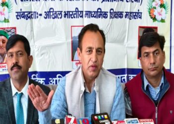 Himachal: शिक्षकों ने ठुकराया सरकार का ये बड़ा फैसला, कहा-जरूरत पड़ी तो खटखटाएंगे काेर्ट का दरवाजा