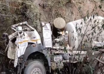 सोलन में दर्दनाक हादसा: गहरी खाई में गिरा प्लांट मिक्सचर ट्रक, चालक की मौके पर मौत