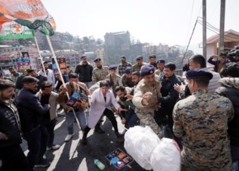 शिमला में युवा कांग्रेस का उग्र प्रदर्शन, PM का पुतला जलाने की कोशिश, पुलिस से हुई धक्का-मुक्की