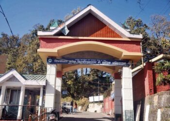 HPU में फिर गरमाया माहौल: मुख्य गेट के समक्ष भिड़े छात्र संगठन, ABVP ने SFI पर लगाया हमले का आरोप